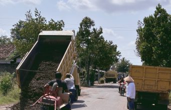 Bantu Warga, Sudarsono Benahi Jalan Rusak Di Metro Utara Yang Telan Korban