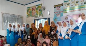 Pengentasan Stunting, IKWI Dan GOW Kota Metro Bagikan Bantuan Di Posyandu Nusa Indah